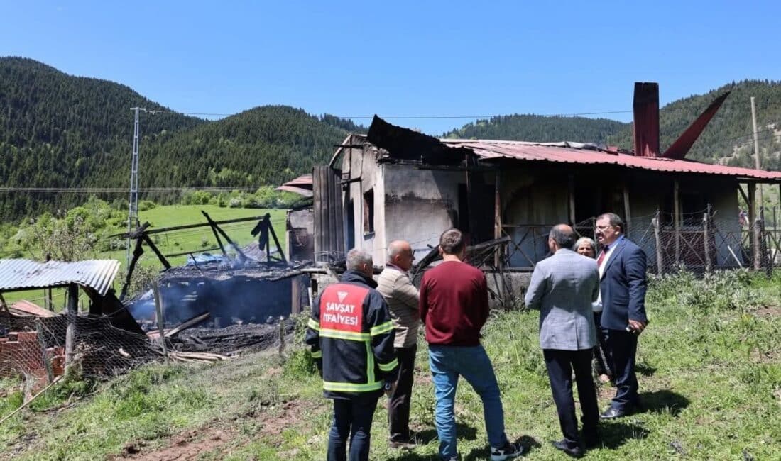 Artvin'in Şavşat ilçesinde Şükrane Çelik'in evinde çıkan yangın itfaiye tarafından
