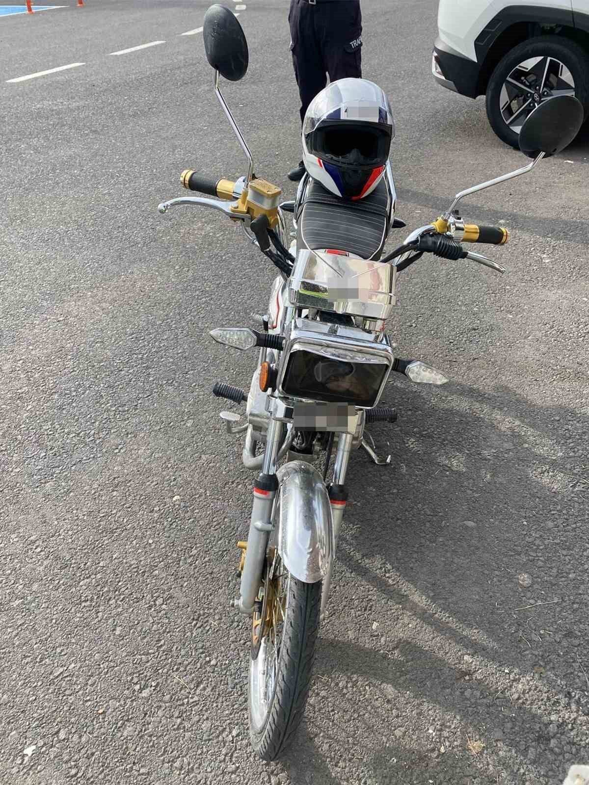 Nevşehir'de M.C. adlı sürücü, motosikletini yatarak sürüp sosyal medyada paylaştı.