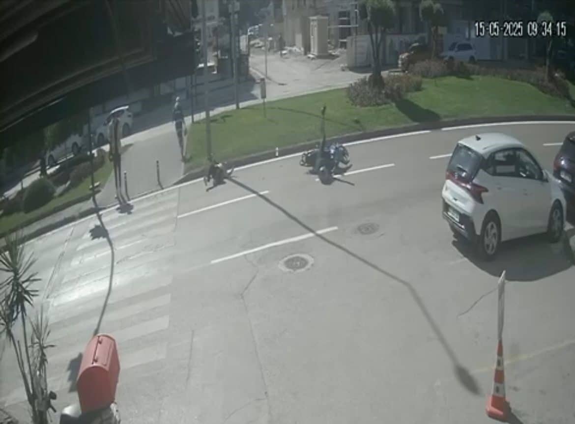 Bursa'nın Nilüfer ilçesinde, yeşil ışık yanan bir yaya geçidinden koşarak