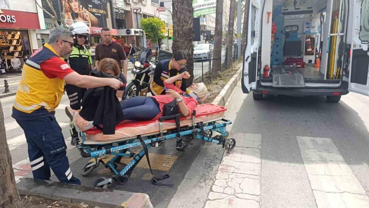 Antalya'nın Manavgat ilçesinde Seçil Demirci'nin kullandığı motosiklet, yaya geçidinde frene