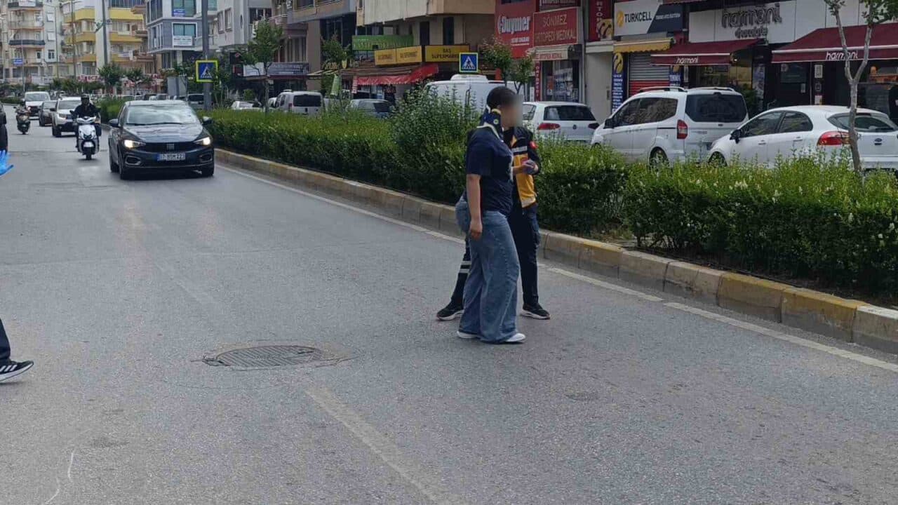 Antalya'nın Manavgat ilçesinde, yaya geçidini kullanmadan refüjden geçmeye çalışan 15