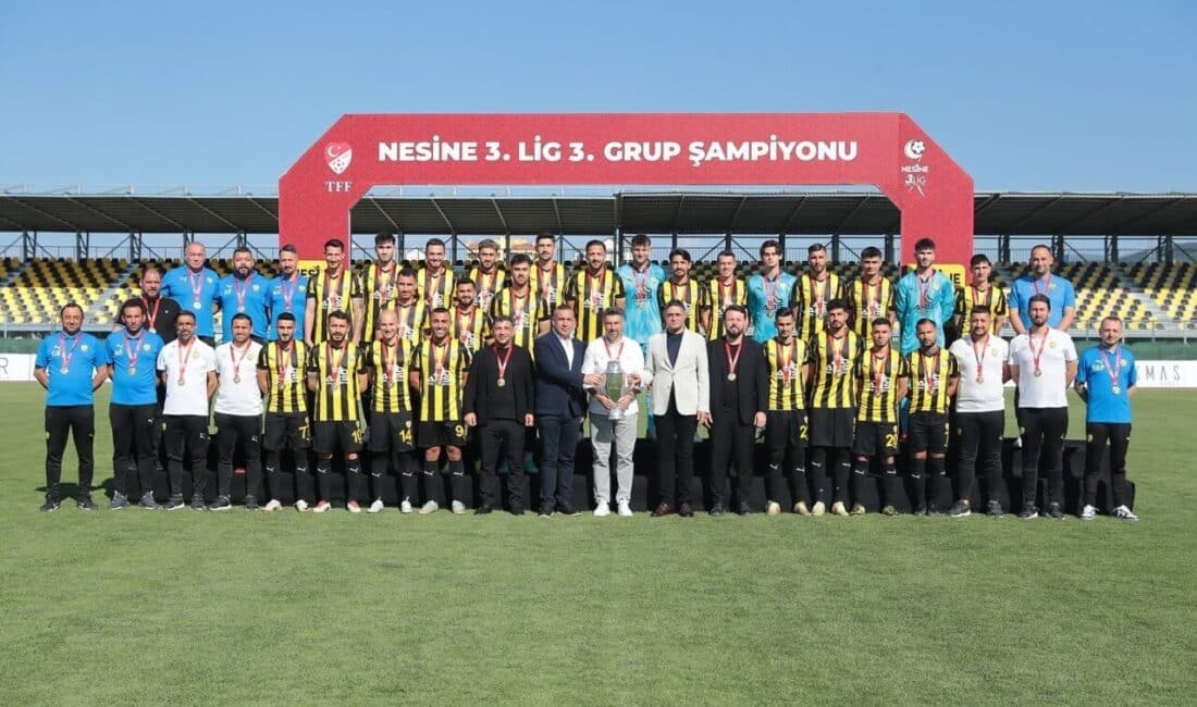 Aliağa FK, TFF 3. Lig 3. Grup’ta Yenilgisiz Şampiyonluk Kupasını Kaldırdı TFF 3. Lig 3. Grup'ta şampiyonluğunu ilan eden Aliağa FK,