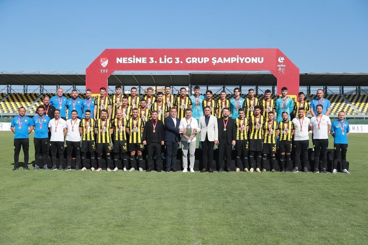 TFF 3. Lig 3. Grup'ta şampiyonluğunu ilan eden Aliağa FK,
