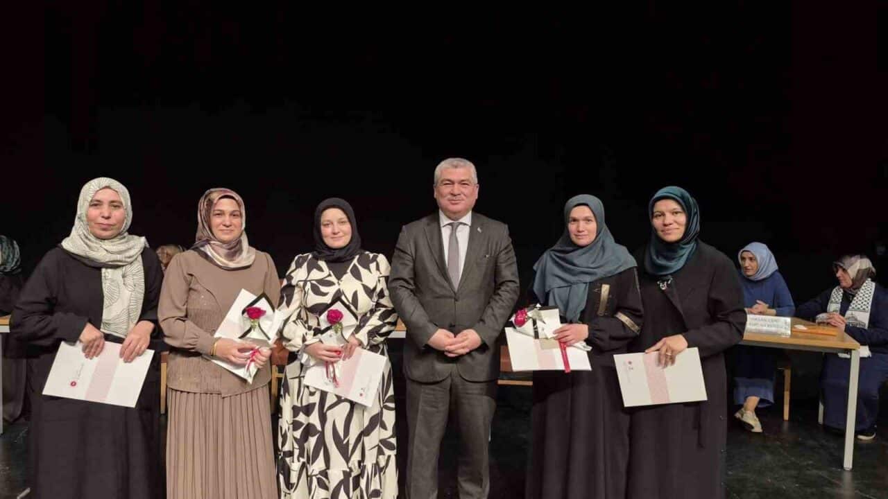Sivas Müftülüğü'nün düzenlediği yetişkin Kur'an kursu bilgi yarışması finalinde Kılavuz