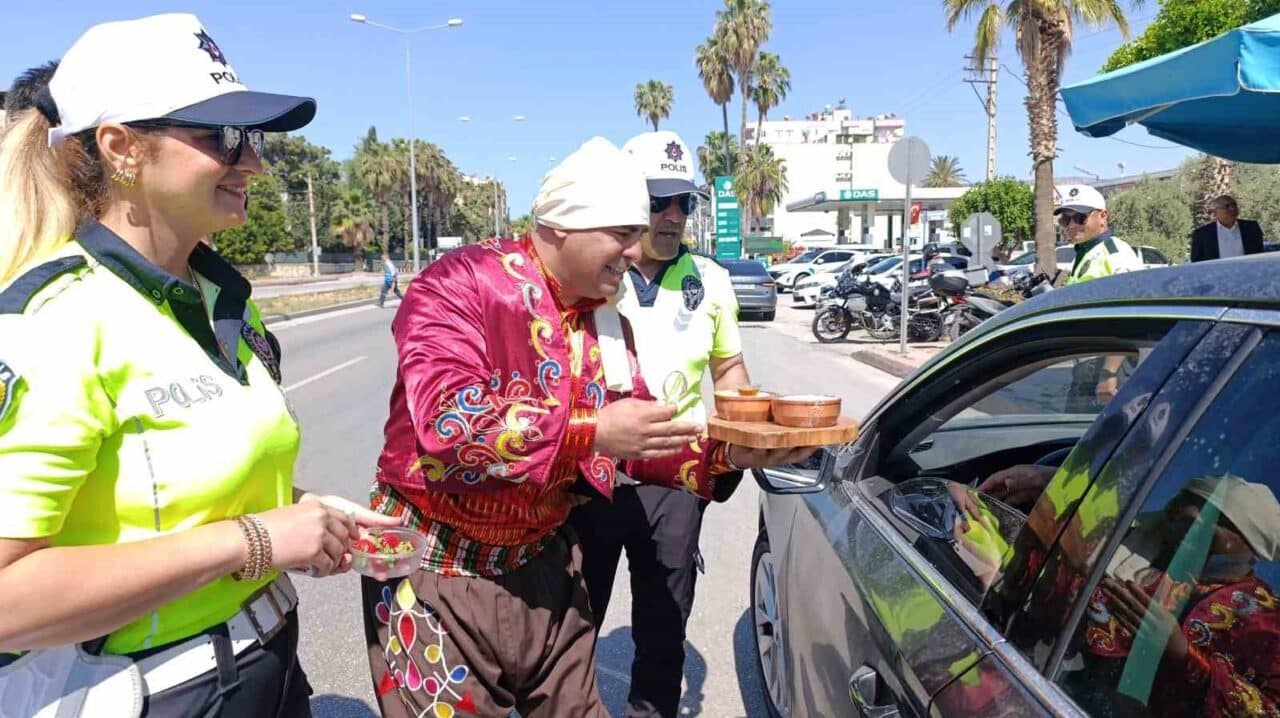 Mersin Silifke'de gerçekleştirilen trafik uygulamasında, sürücülere ilçenin tescilli yoğurdu ve