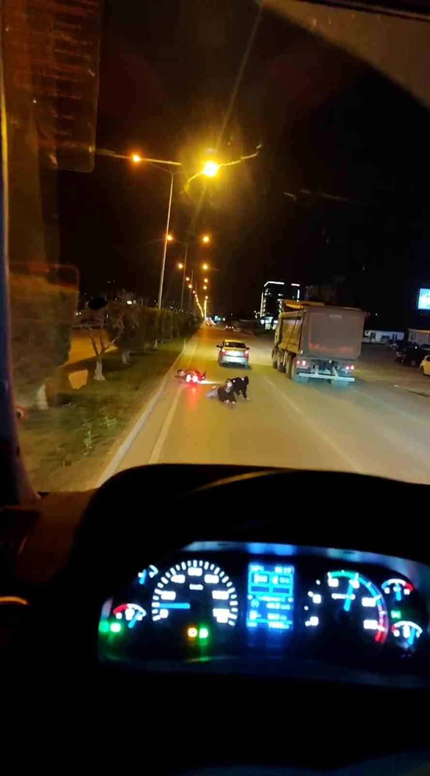 Hatay'da bir otomobilin sollama yaparken çarpıştığı motosiklet, sürücülerini yere savurdu.