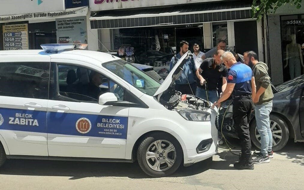 Bilecik'te Teyfikbey Caddesi'nde aküsü bozulan bir sürücüye zabıta ekipleri yardım