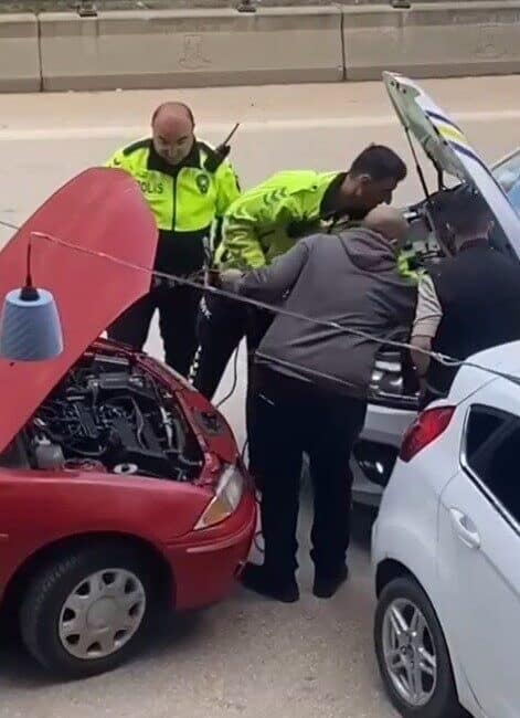 Bilecik'te aküsünde arıza meydana gelen sürücünün yardımına trafik polisleri koştu.