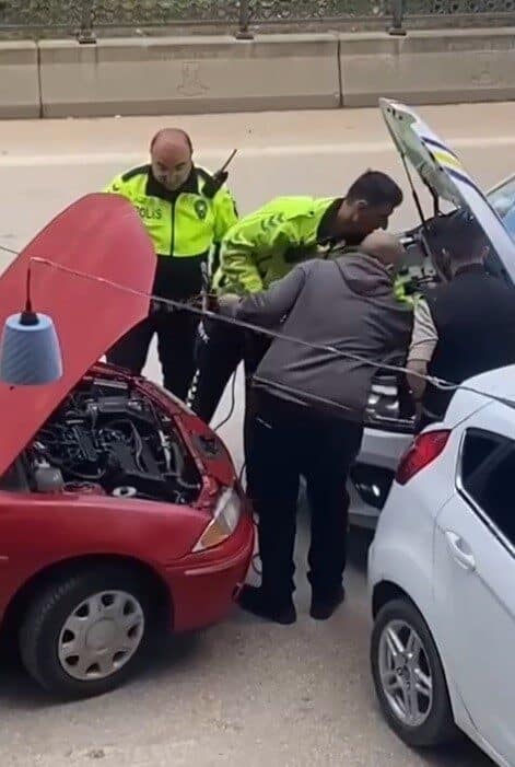 Bilecik'te aküsünde arıza meydana gelen sürücünün yardımına trafik polisleri koştu.