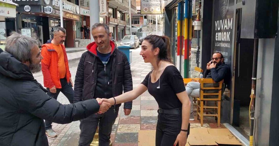 Zeki Demirkubuz, Çukurca’nın Doğal Güzelliklerine Hayran Kaldı! Ünlü yönetmen Zeki Demirkubuz, Hakkâri'nin Çukurca ilçesini ziyaret ederek doğası
