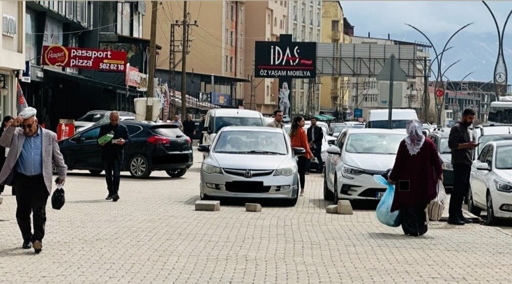 Hakkari'nin Yüksekova ilçesindeki Cengiz Topel ve İpekyolu caddelerinde gelişi güzel