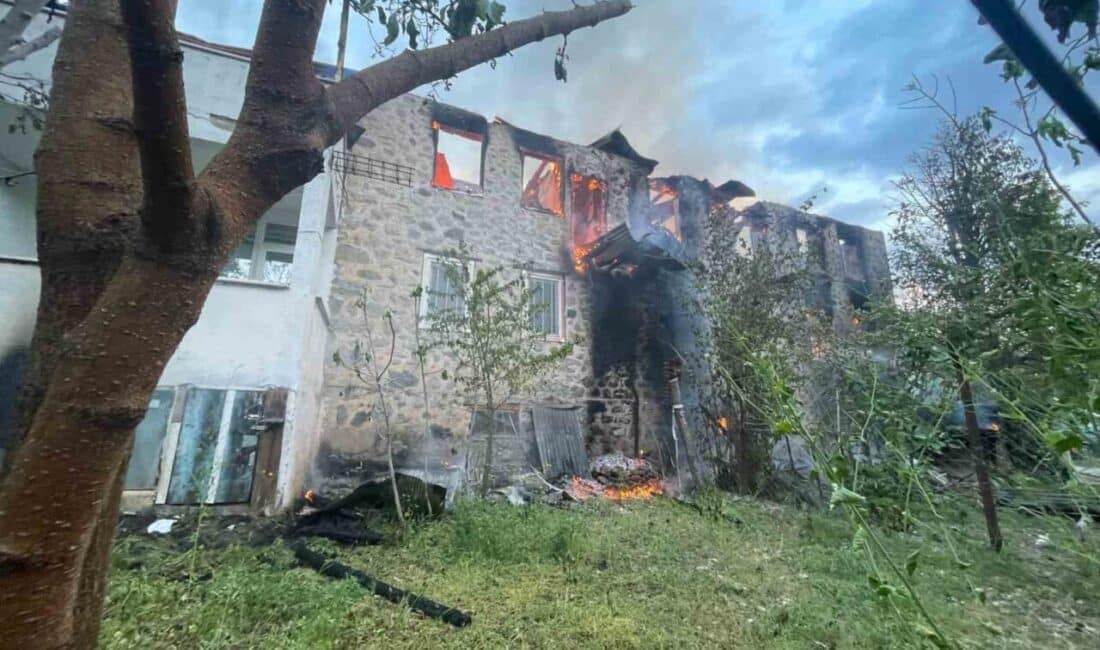 Artvin'in Yusufeli ilçesi Çevreli köyünde Süleyman Çetinkaya'nın evinde sabah saatlerinde