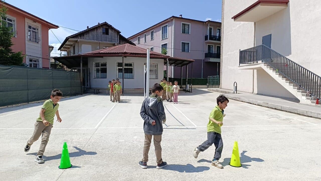 Düzce'de bin 55 ilkokul öğrencisi, geleneksel oyunlarla katıldığı etkinlikte yarışıyor.