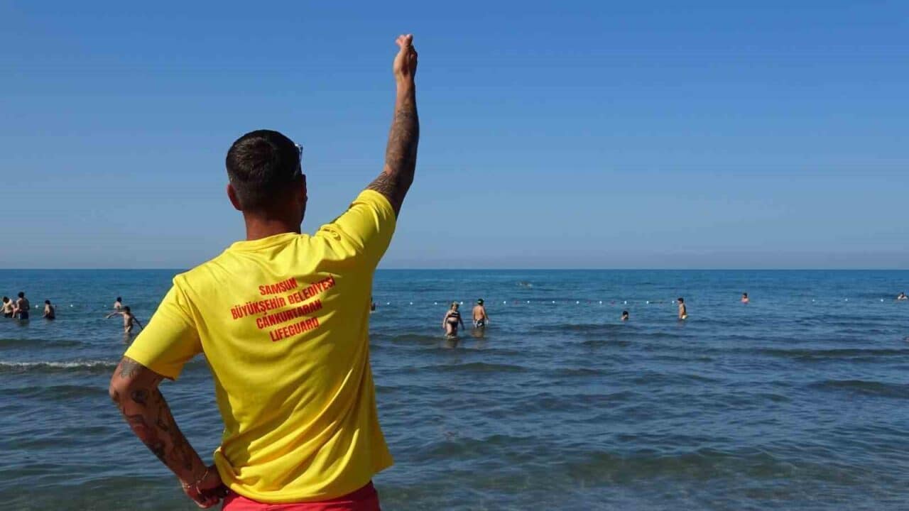 Samsun'da 19 yaşındaki E.Ş., Atakum Çatalçam sahilinde denizde boğulma tehlikesi