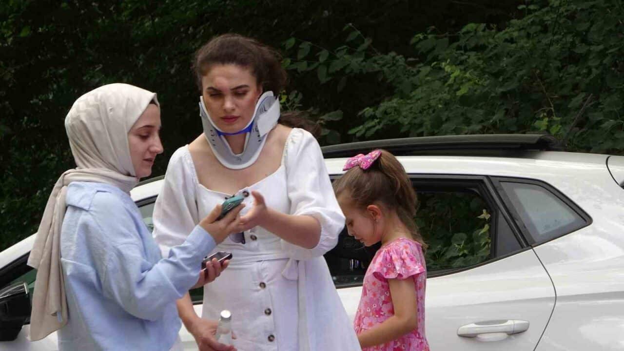 Kocaeli'nin Kartepe ilçesinde iki aracın çarpışması sonucu 1'i çocuk olmak