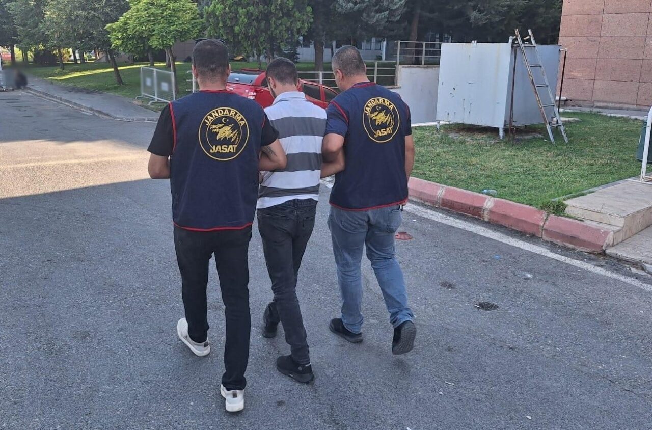 Gaziantep'te Jandarma ekipleri, aranan S.Ö. isimli şahsı "Silahla Gasp" suçundan