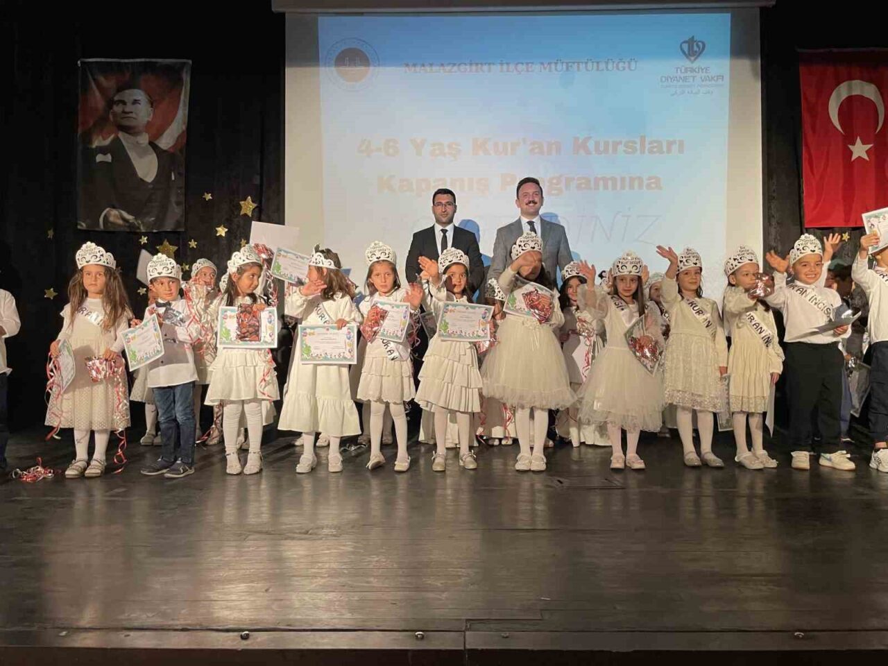 Malazgirt Kültür Merkezi'nde düzenlenen 6 yaş Kur’an kursu yılsonu etkinliği