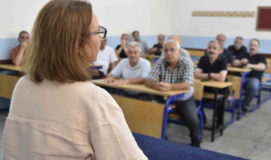 Bitlis Lisesi mezunları, 1985-1986 döneminde öğretmenleriyle birlikte 40 yıl aradan