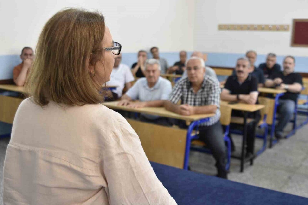 Bitlis Lisesi mezunları, 1985-1986 döneminde öğretmenleriyle birlikte 40 yıl aradan