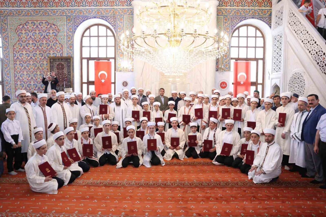 Düzce'de Hafız Hasan Erkek Kur’an Kursu'nu başarıyla tamamlayan 41 genç,