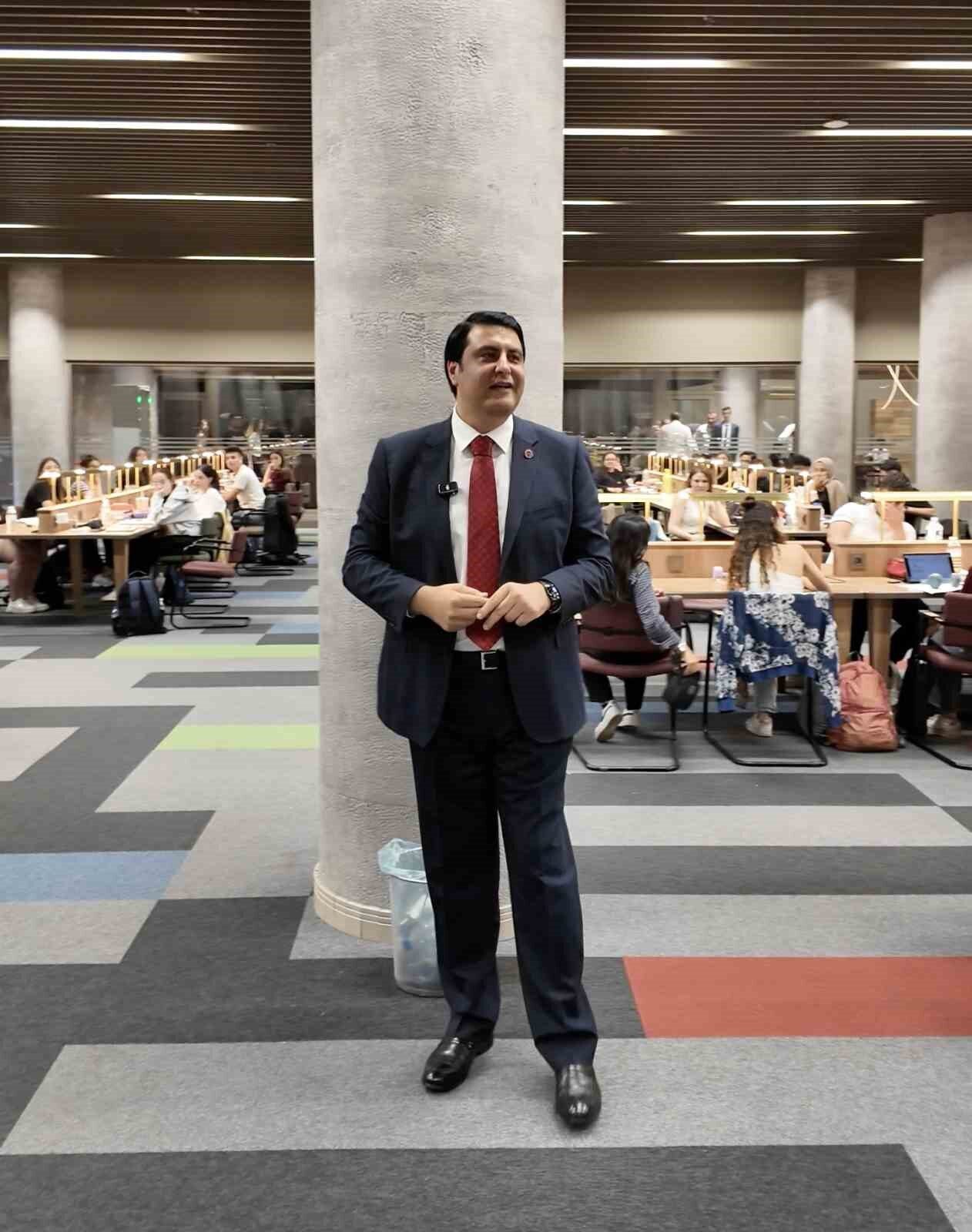 Şehitkamil Belediye Başkanı Umut Yılmaz, YKS öncesi Sami Benli Kütüphanesi'nde