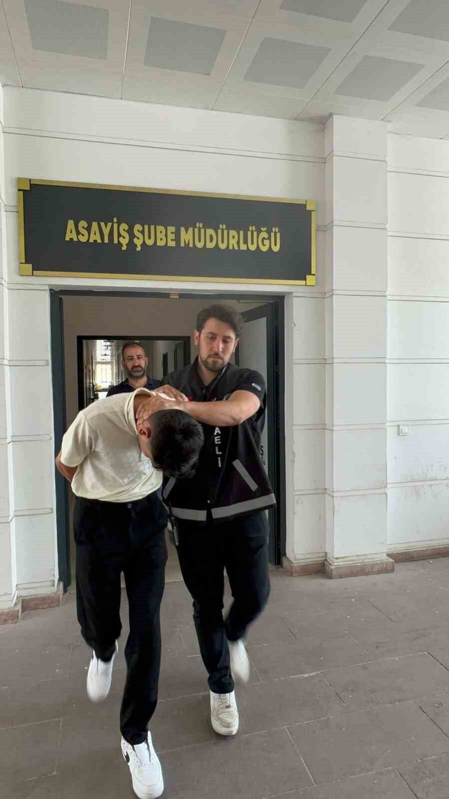 Kocaeli’de kendini polis olarak tanıtan M.Ö., dolandırıcılık yaparak 950 bin