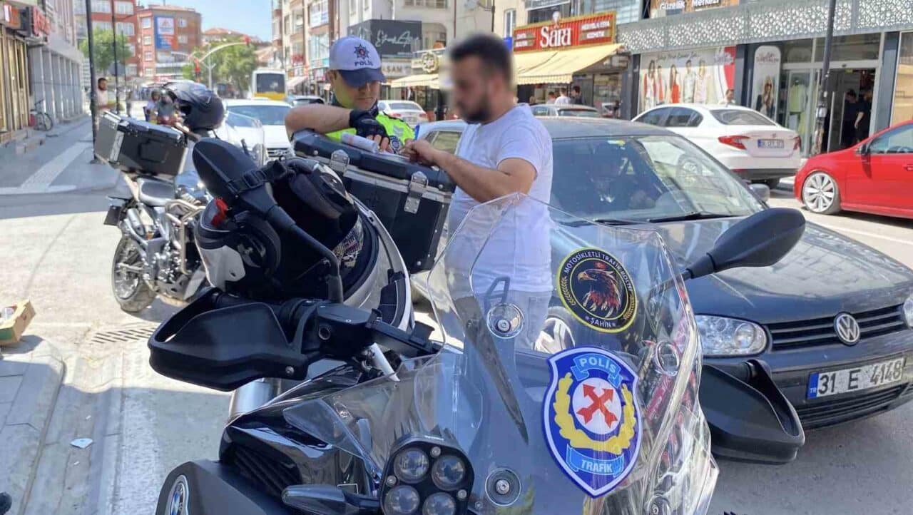 Aksaray’da, abart egzozlu motosiklet kullanan sürücüye 9 bin 267 lira