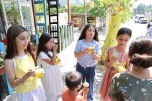 Adana’nın Kozan ilçesi, sıcak havalarla boğuşurken 4. sınıf öğrencilerine karne