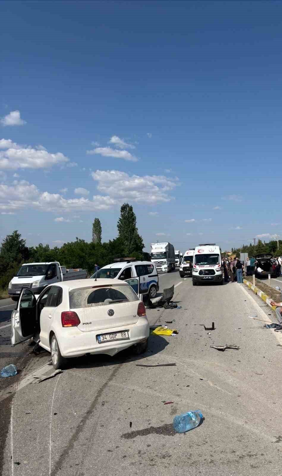 Afyonkarahisar'ın Çay ilçesinde meydana gelen trafik kazasında A.A. yönetimindeki otomobil,