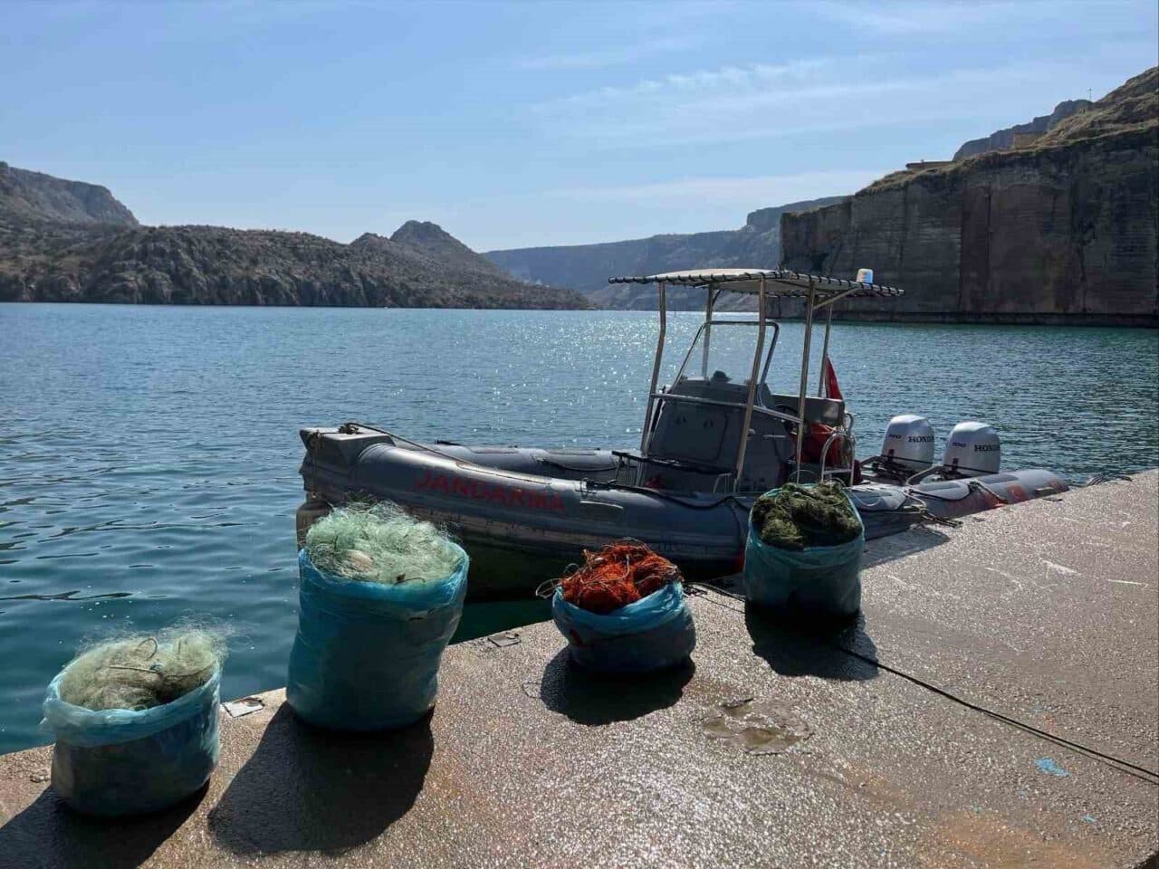 Gaziantep'te jandarma, Yavuzeli ilçesindeki Fırat Nehri'nde ağ ile balık avlayan