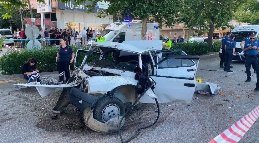 Denizli'nin Pamukkale ilçesinde M.G. yönetimindeki otomobil ağaçla çarpıştı. Kazada 28