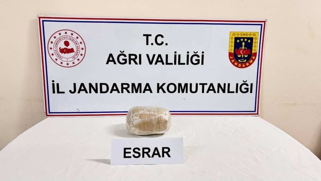 Ağrı'da jandarma, durdurduğu motosiklet sürücüsünde 1 kilo 74 gram esrar