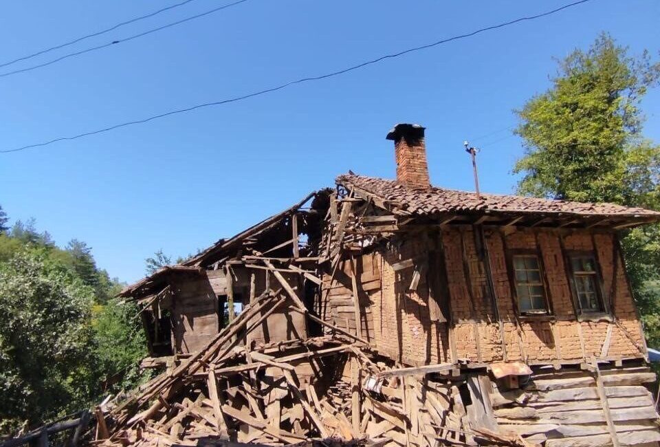Kastamonu’nun Cide ilçesindeki Çilekçe köyünde, eski bir ahşap evin çökmesiyle