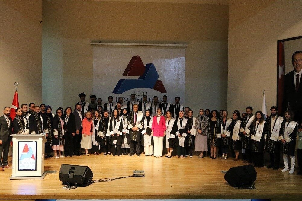 Ağrı İbrahim Çeçen Üniversitesi, Tıp Fakültesi 2024-2025 mezuniyet törenini düzenledi.