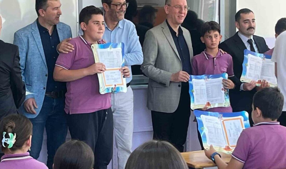 Kütahya’nın Tavşanlı ilçesindeki Tepecik Beldesi'nde karne dağıtım töreni düzenlendi. AK