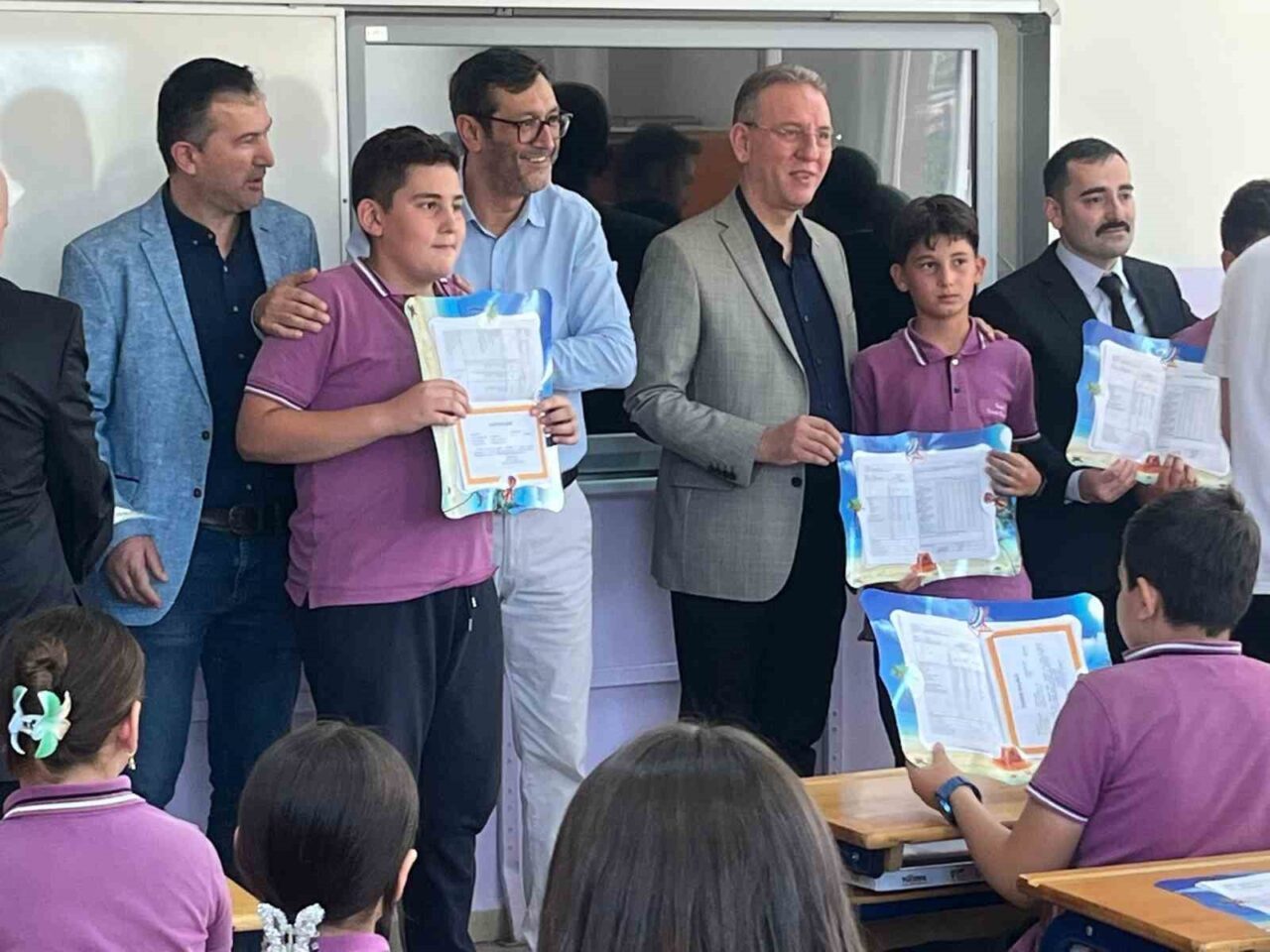 Kütahya’nın Tavşanlı ilçesindeki Tepecik Beldesi'nde karne dağıtım töreni düzenlendi. AK