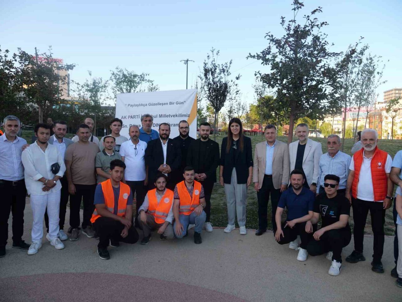 AK Parti İstanbul Milletvekili Derya Ayaydın, Bayrampaşa Millet Bahçesi'nde vatandaşlarla