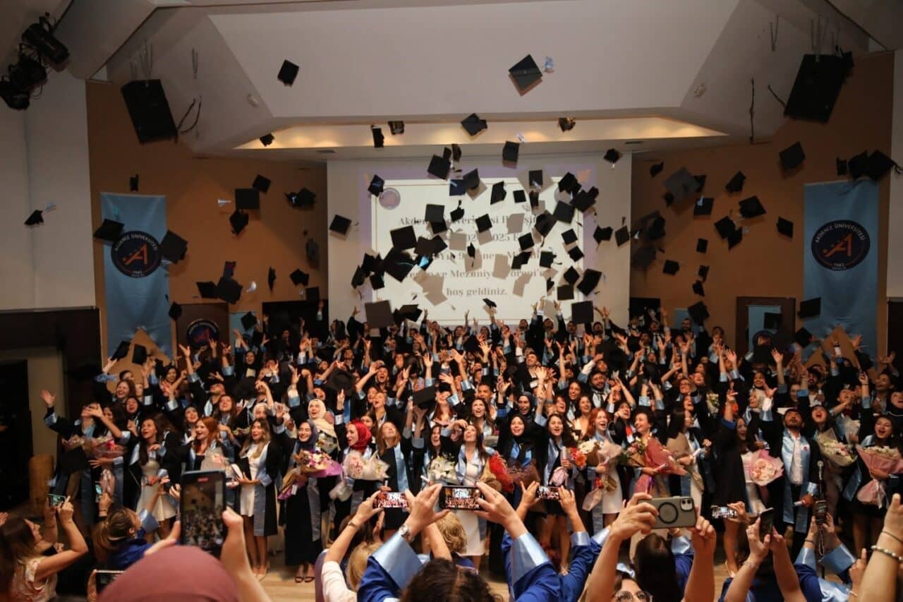 Akdeniz Üniversitesi Hemşirelik Fakültesi, 2024-2025 Eğitim-Öğretim Yılı mezuniyet törenini coşkuyla