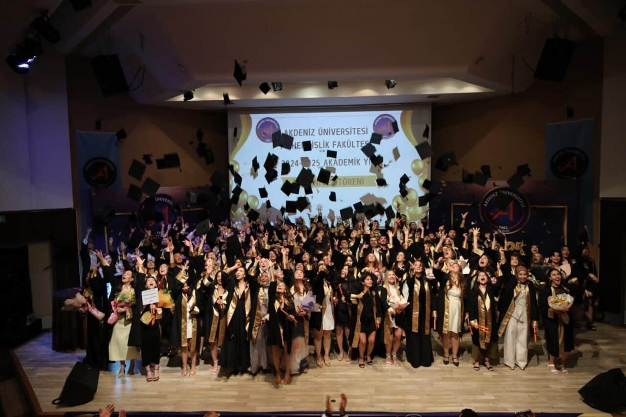 Akdeniz Üniversitesi'nde mühendislik bölümlerinden mezun olan öğrencilerin katılımıyla düzenlenen tören,
