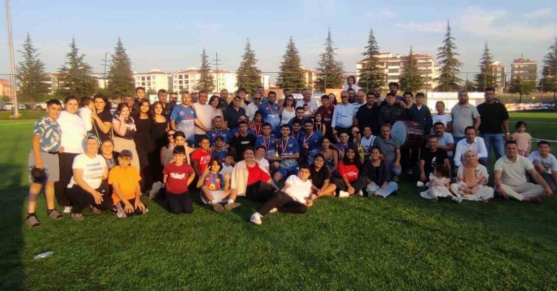 Eskişehir'deki Fethi Heper Futbol Turnuvası'nın şampiyonu Akin Köyü Spor oldu.