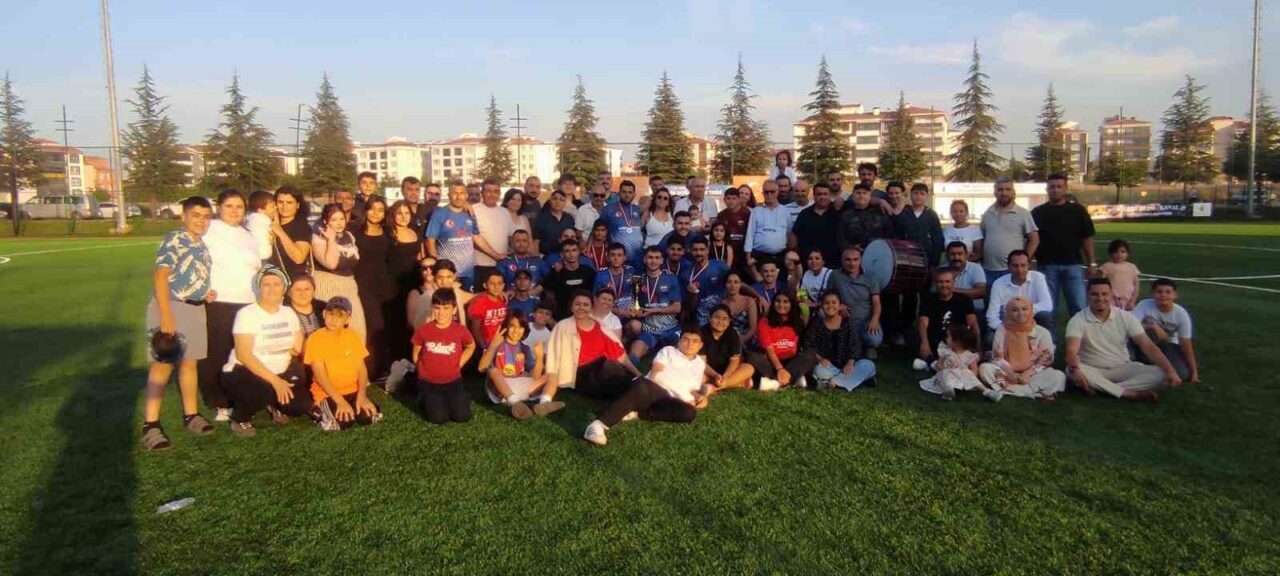 Eskişehir'deki Fethi Heper Futbol Turnuvası'nın şampiyonu Akin Köyü Spor oldu.