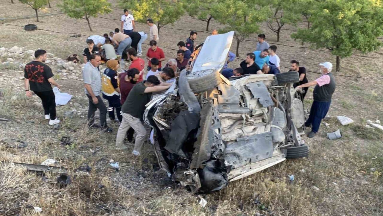 Aksaray'da iki otomobilin çarpışması sonucu 8 kişi yaralandı. C.D. ve
