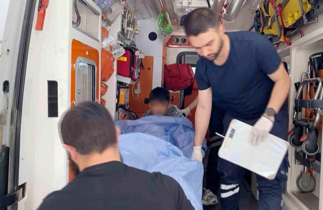 Aksaray'da 15 yaşındaki M.K., anlaşmazlık nedeniyle B.A.T.'yi bıçakla yaraladı. Olay