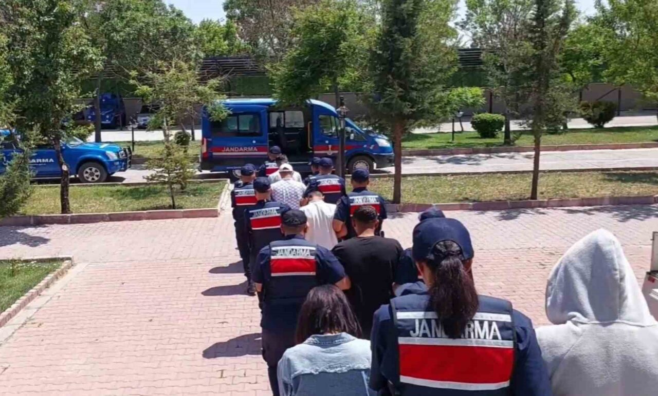 Aksaray'da jandarma, uyuşturucu ticareti yapan 5 kişiyi yakaladı. A.K., Y.E.V.,