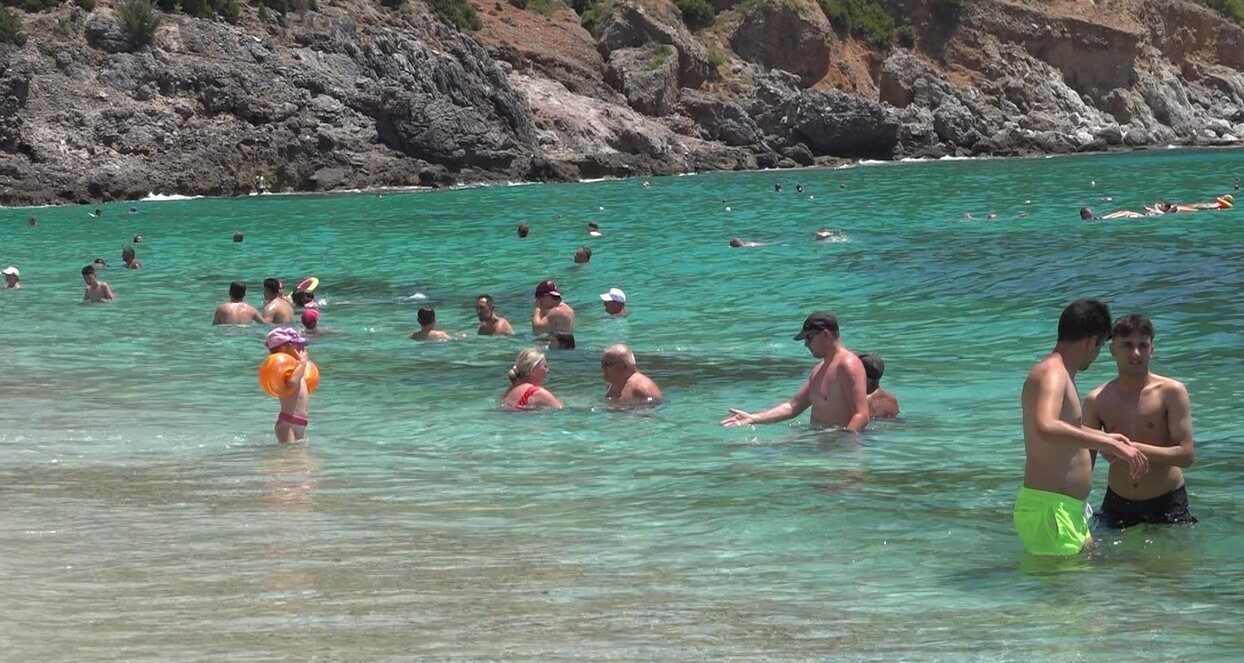 Alanya'da hava sıcaklığının 38 dereceye yükselmesiyle yerli ve yabancı turistler