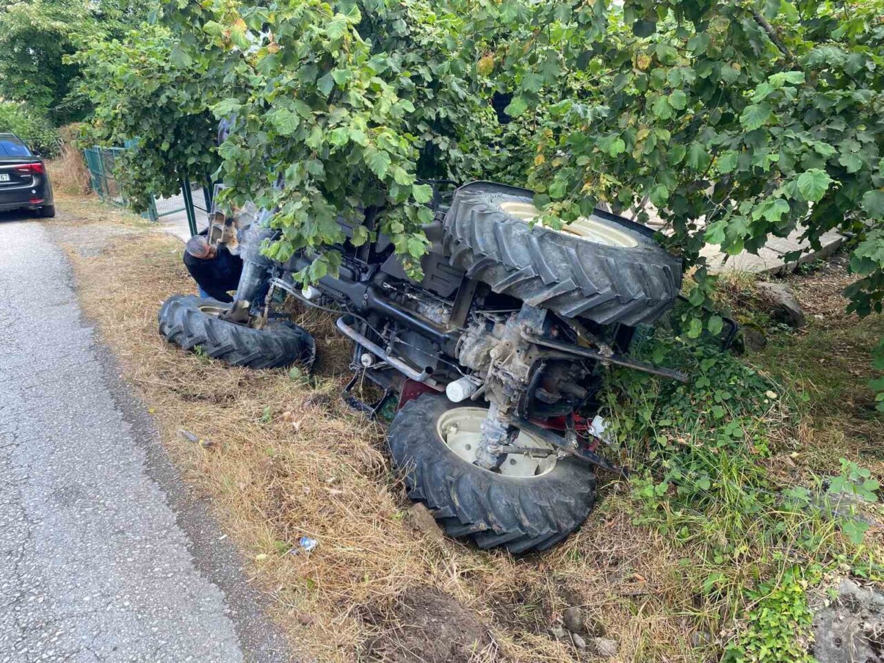 Zonguldak'ın Alaplı ilçesinde, sürücüsünün kontrolünü kaybettiği traktör devrildi. Sürücü, kazadan