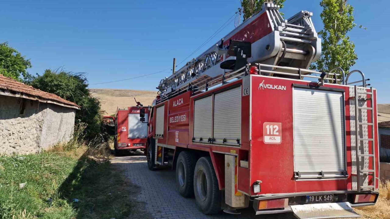 Çorum'un Alaca ilçesindeki Geven köyünde bir evin bahçesinde çıkan yangın,