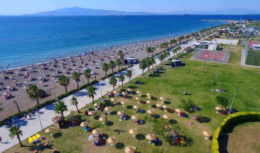 İzmir’in Aliağa ilçesinde bulunan Mavi Bayraklı Ağapark Plajı, 2025 yaz