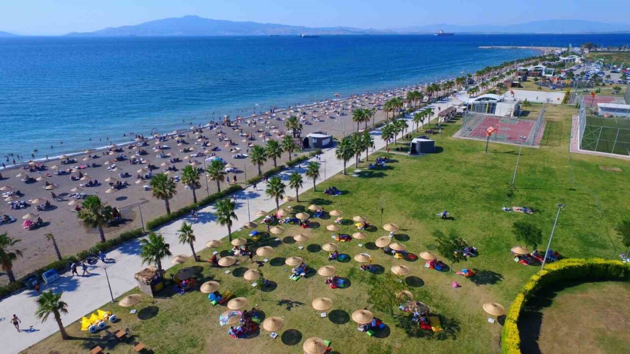 İzmir'in Aliağa ilçesindeki Mavi Bayraklı Ağapark Plajı, 2025 yaz sezonunu