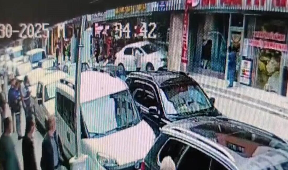 Gümüşhane'de alkollü sürücü B.K., Cumhuriyet Caddesi'ndeki bir mağazaya çarparak kaçtıktan